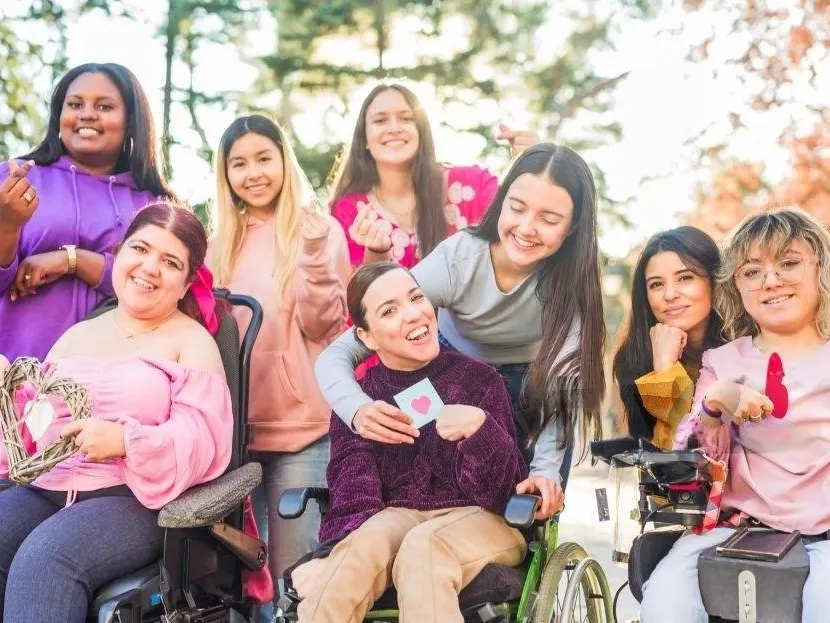 Un groupe de jeunes femmes joyeuses, dont certaines en fauteuil roulant